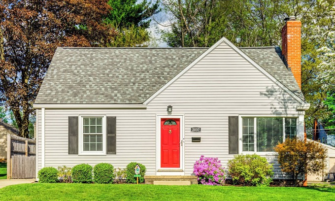 Cuyahoga Falls House | Modern Luxury - Cuyahoga Falls Spacious Retreat