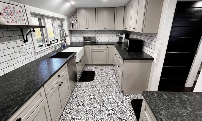 Montville House | Modern Luxury Home 1 minute walk to Mohegan Sun