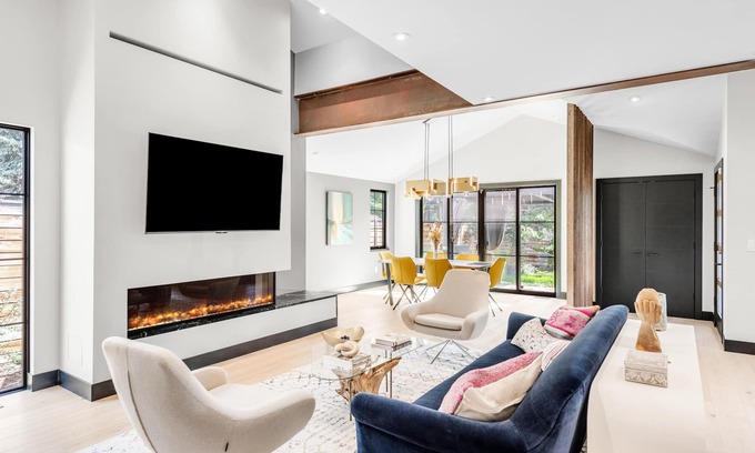 Newlands House | Modern Luxury Home Convenient to Downtown & Pearl