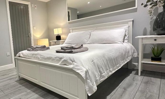 Luton Apartment | Modern Luxury Private Detached 1 Double Bedroom Studio Apartment - Super Fast Wifi