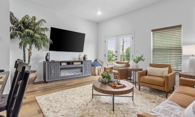 Arlington House | Modern Luxury+Walk to Globe Life | Rooftop Lounge