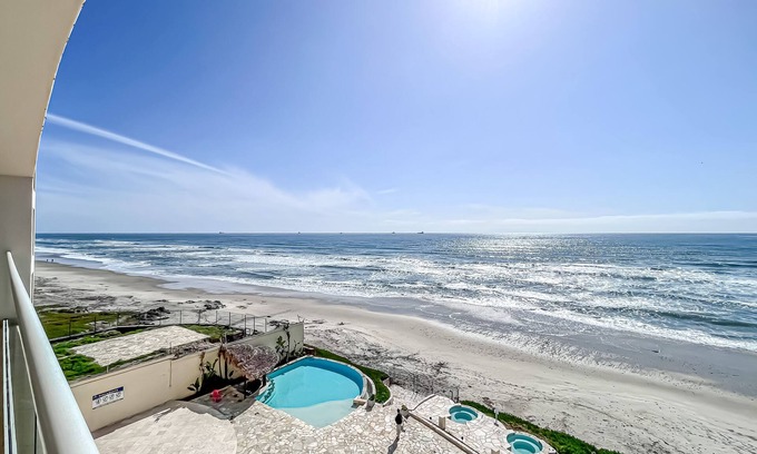 Rosarito Condo | Modern-MarYSol Condo-BeachfrontAccess-2BR-Rosarito