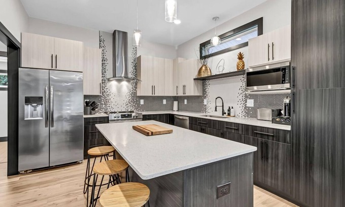 Greer House | Modern Mill House -Luxury Stay with outdoor living -Walk downtown- Pets Welcome