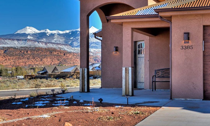 Moab South Valley House | Modern Moab Villa, Sleeps 7, WIFI, BBQ