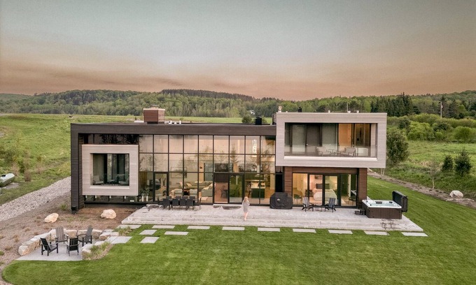 Huntsville House | Modern Muskoka Getaway on Fairy Lake- Hot Tub, Pool Table, Fire Pit!