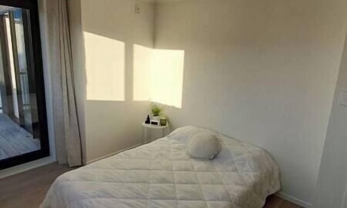 Northcote Apartment | Modern near parks, shopping, and dining. family-ready!