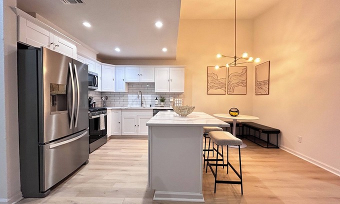 South Natomas House | Modern newly renovated 3-bedroom duplex in welcoming Sacramento with Wi-Fi, AC