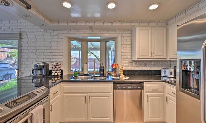Mira Costa House | Modern Oceanside Home w/Pool & Putting Green