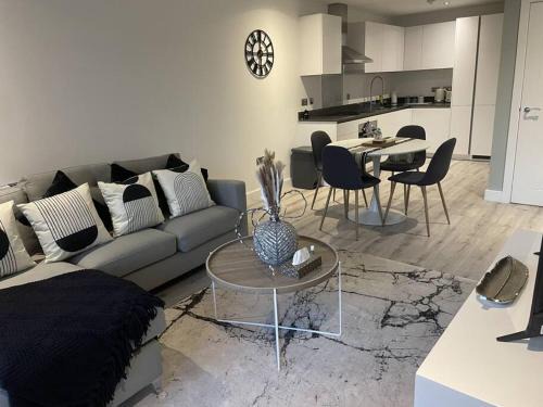 Lichfield Apartment | Modern Old Picture House City Centre Apartment 2 Bed - 1 Covered Secure Parking Space
