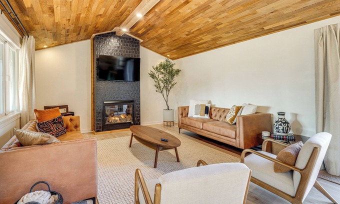 Tierra Del Mar House | Modern Oregon Cottage w/Hot Tub: Walk to Beach!