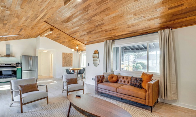 Tierra Del Mar Cottage | Modern Oregon Cottage w/Hot Tub: Walk to Beach!