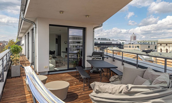 Zentrum-Suedost Apartment | Modern Penthouse in Top Location w/Roof Terrace & Garage
