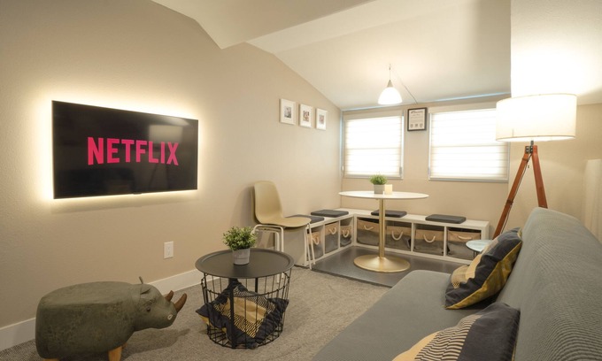 East Pasadena House | Modern Private Unit - Mins away from Everything in Pasadena!