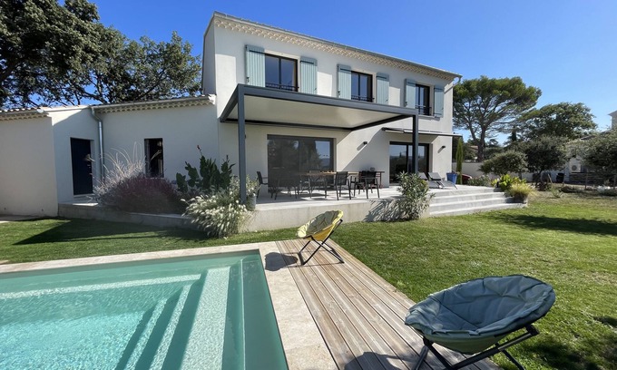 Cabrieres-d'Avignon House | Modern Provencal farmhouse, underfloor air-conditioning in all rooms, saltwater swimming pool.