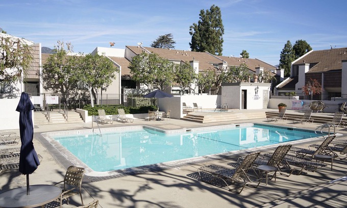 Arcadia House | Modern Remodeled 3B3B Townhouse, Pet Friendly, Central Location, Private Baths