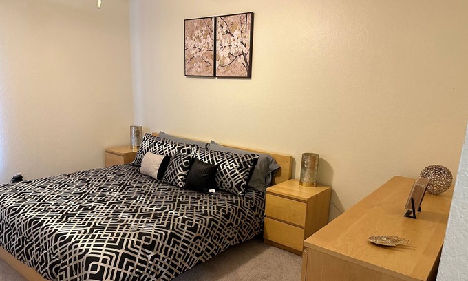 Costa Mesa Apartment | Modern Rental*Business Trip*King Bed*Wifi-Pool/Gym