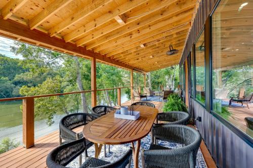 Arkadelphia House | Modern, Riverfront Family House with Balcony and Grill