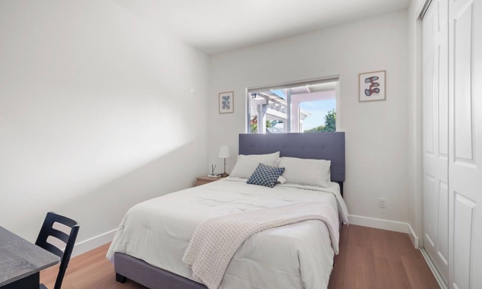 Mira Mesa House | Modern Room with Private Bath in Peaceful Home