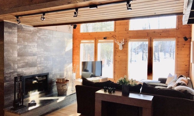 West Dover House | Modern-Rustic Style, Spacious, Suntec Townhouse. Hot tub & sauna.