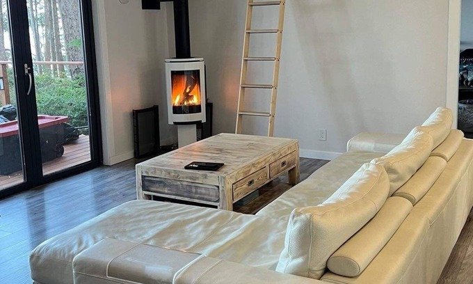 Savary Island House | Modern Savary Island Cottage – Perfect Family Getaway & Kids’ Favorite!