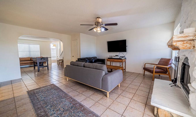 El Paso House | Modern Smart Townhouse | Premium Amenities | Nearby Restaurants | Full Kitchen