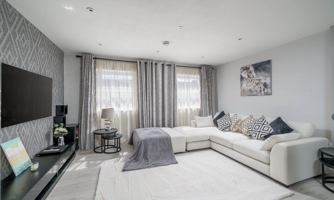 Abbey Apartment | Modern South Wimbledon Stay