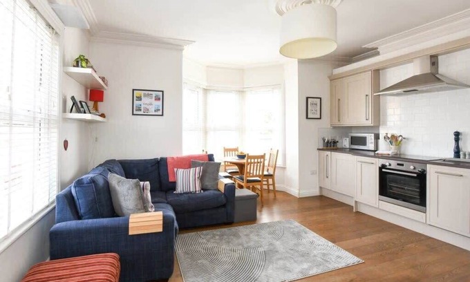 Southville Apartment | Modern Southville Apartment, 5 Min Walk to Centre