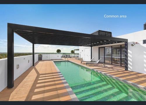 North Sydney Apartment | Modern Spacious City Pad with Rooftop Pool and Gym
