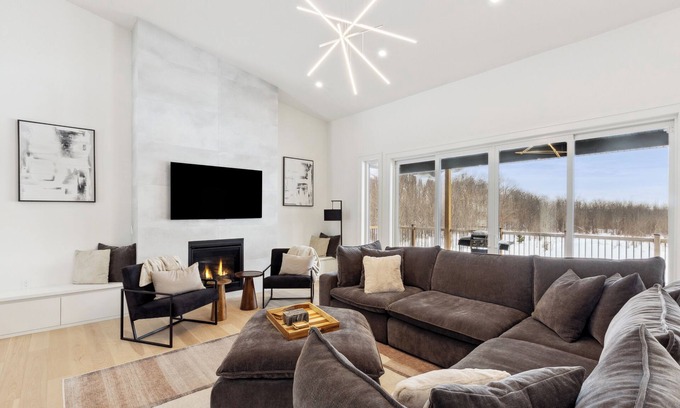 Georgian Bluffs House | Modern & Spacious Cobble Beach Golf Retreat