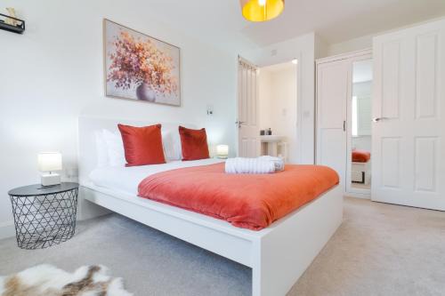 Broad Oak House | Modern Spacious House with Free Parking & Garden - Sleeps 6 - Perfect for Contractors & Families