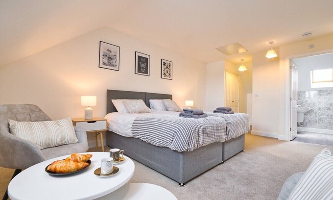 Peterborough House | 🌟MODERN, SPACIOUS TOWNHOUSE CLOSE TO CITY CENTRE🌟