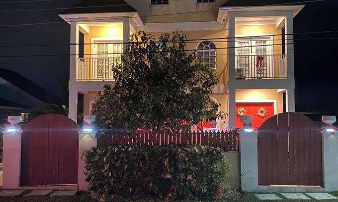 Gambier House | Modern & Spacious Townhouse near Beaches, Airport, Grocery Stores & Resataurants