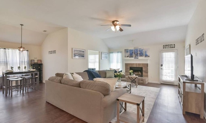 Mansfield House | ★ Modern Sports Theme Getaway near AT&T & BLD★