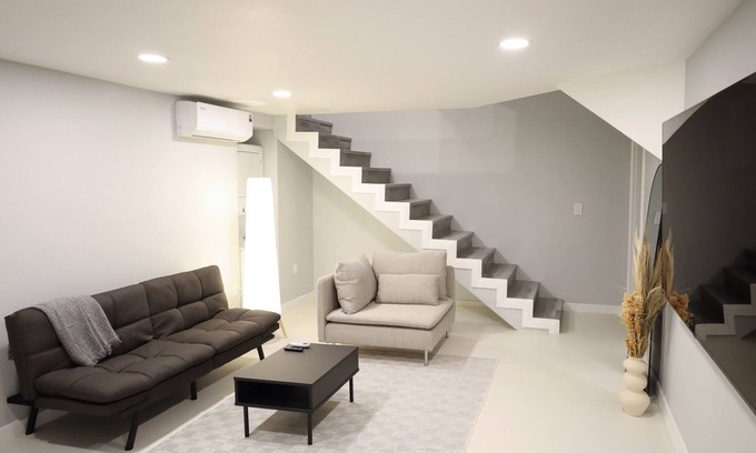 Old Town Apartment | Modern Studio Duplex -15 min to Beach