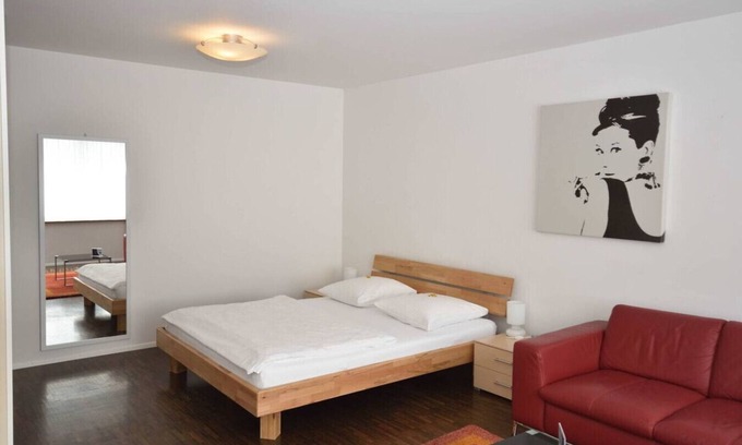 Seefeld Apartment | Modern studio in the city center (Flower 32)