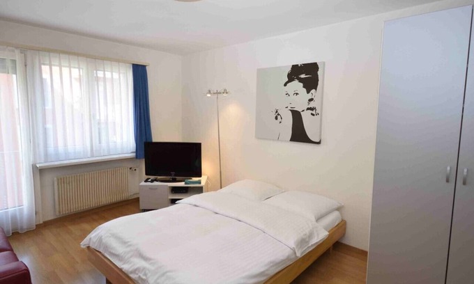 District 6 Apartment | Modern studio near main station (Crown 16)