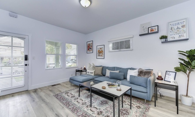 North Oak Park Apartment | Modern Studio - North Oak Park/UC Med Center
