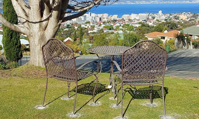 West Hobart Apartment | Modern studio walking distance to Hobart and Mt Knocklofty