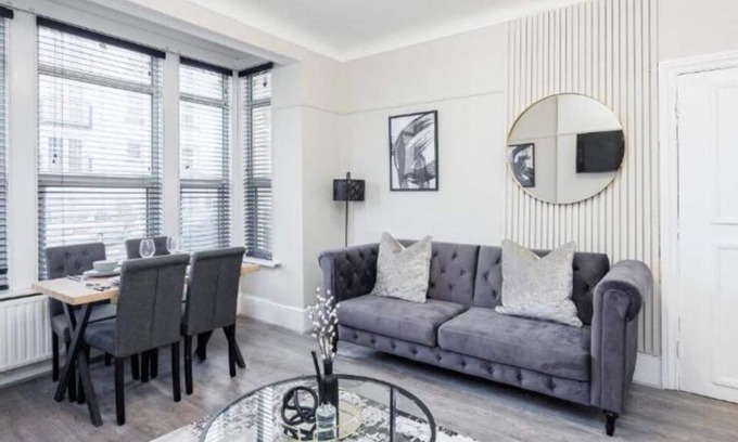 Southend-on-Sea Apartment | Modern & Stylish 2BR City Centre Near High St by Luxiety Stays