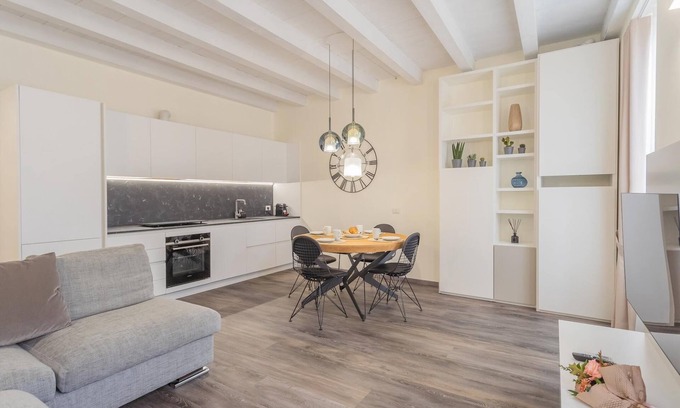 Como City Centre Apartment | Modern Stylish Apartment in Como City