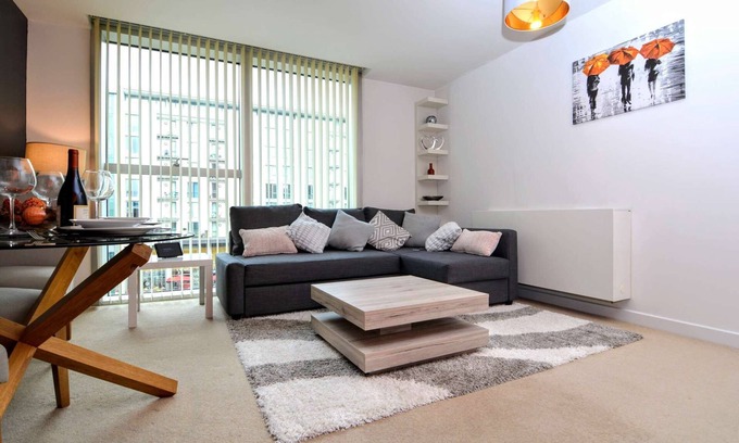 Central Milton Keynes House | Modern, stylish city centre apartment near train station