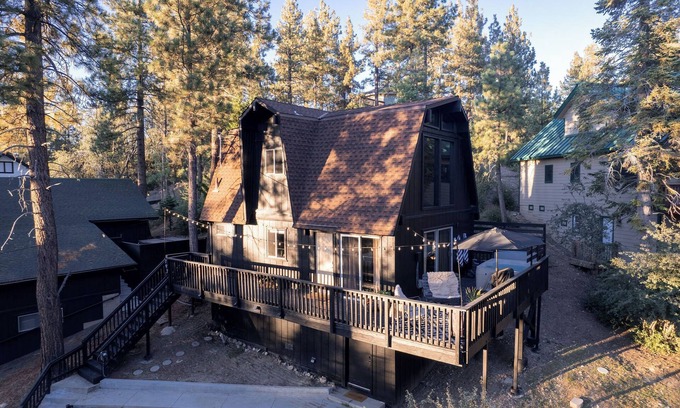 Moonridge Cabin | Modern, Stylish, Hot Tub, Mt Views, EV Charger, Big Bear Lake