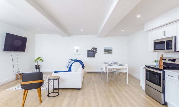 Black Mountain Apartment | Modern Suite by Black Mountain Golf Club