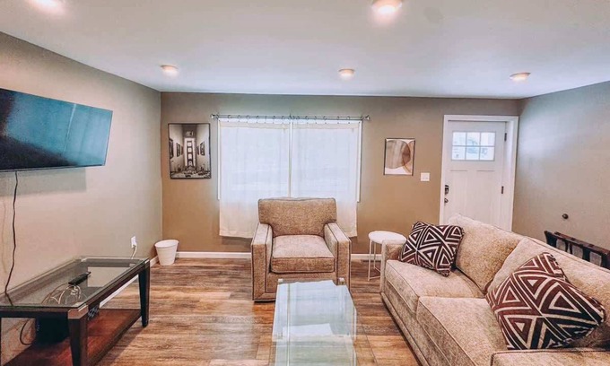 Port Crane Apartment | Modern Suite | Near BU, Hospitals & Downtown | NY