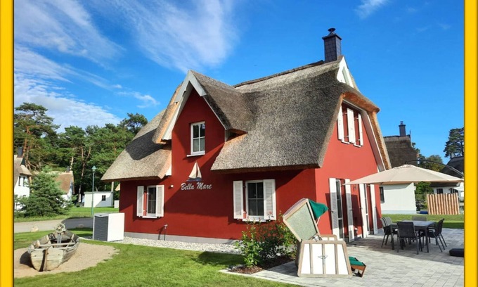 Zirchow House | Modern thatched Baltic Sea holiday home on Usedom with sauna, fireplace & sun terrace