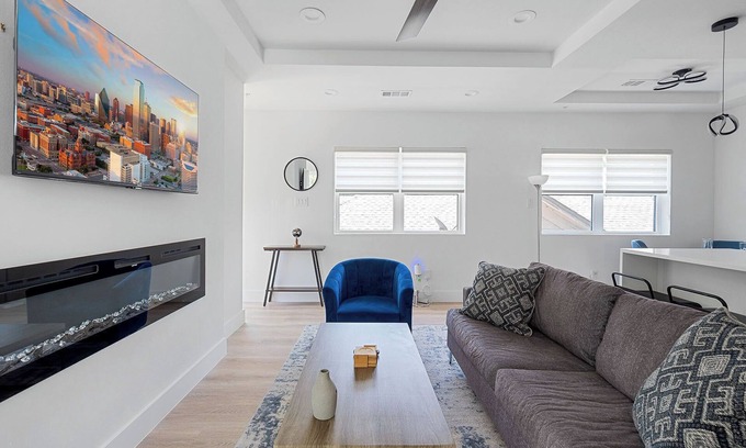 Oak Cliff House | Modern Townhome | Rooftop + Backyard Garage