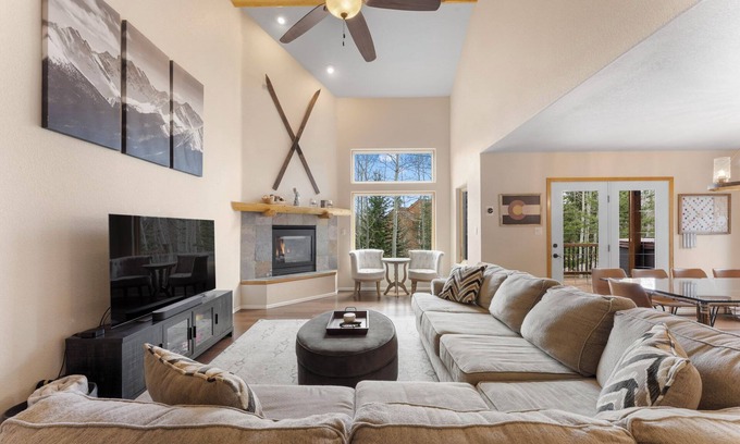Wildernest House | Modern Townhome with Private Deck and Hot tub, 20 mins to Keystone Resort!