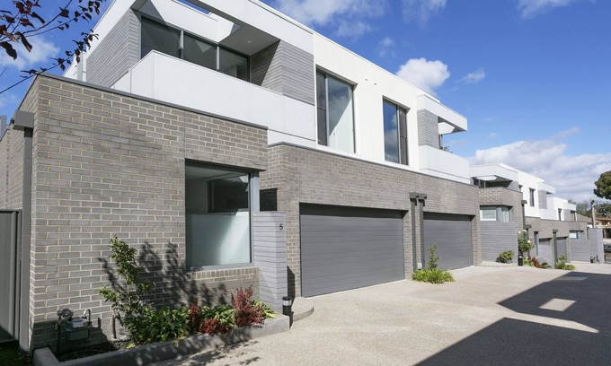 North Bendigo House | Modern Townhouse Family/Pet friendly close to CBD area.