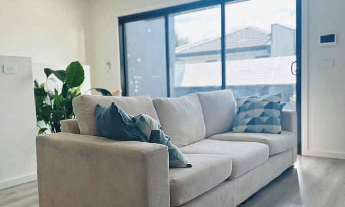 Reservoir House | Modern Townhouse, Perfect for couples