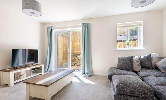 Falmouth House | Modern Townhouse, Short Walk to Beach